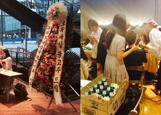 매실음료 광고주의 사과 화환(왼쪽)과 방송에 앞서 분장하는 조성모 뒤로 광고주가 보낸 매실음료가 놓여있는 모습 /사진='SNL 코리아' 공식 SNS