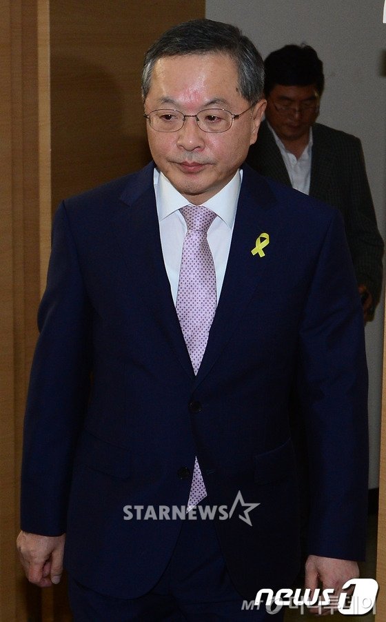 26일 기자회견장에 입장하고 있는 안대희 국무총리 후보자./ 사진=뉴스1