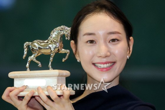 배우 이유영이 밀라노국제영화제에서 영화 '봄'으로 한국배우 최초로 여우주연상을 수상하고 지난 17일 오전 인천국제공항을 통해 입국한 뒤 트로피를 들고 포즈를 취하고 있다. /사진=임성균 기자 <br /><br />
