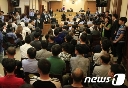 지난 10일 오후 광주지방법원 법정에서 이준석(69) 선장 등 세월호 15명 승무원에 대한 재판이 열리고 있다. /사진=뉴스1<br /><br />
<br /><br />
