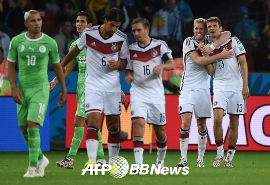 알제리를 연장접전 끝에 2-0으로 제압한 독일(흰색). /사진 AFPBBNews=뉴스1