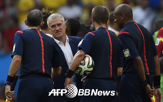 프랑스 대표팀의 디디에 데샹(왼쪽 두 번째) 감독이 나이지리아전을 승리로 이끈 뒤 심판진과 악수를 나누고 있다./ AFPBBNews
