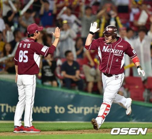 큼지막한 3점포로 6-0까지 점수를 벌린 박병호. /사진=OSEN<br /><br />
<br /><br />
<br /><br />
