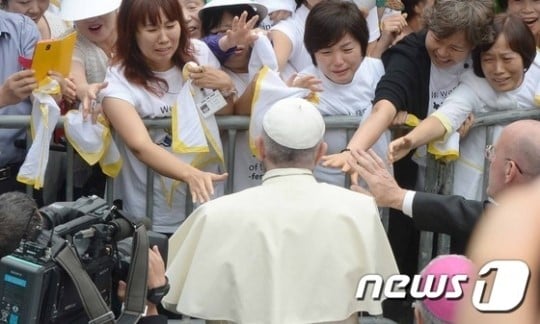 시복식 참가를 위해 이동하던 도중 시민들과 인사를 나누는 프란치스코 교황. /사진=News1