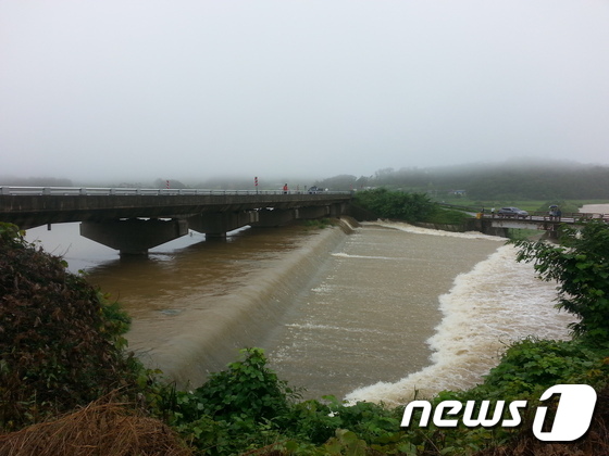 경북 영천 괴연 저수지 둑이 붕괘됐다. 지난 18일 전북에 호우 특보가 내려 고창군 산림저수지의 물을 방류하기도 했다./사진=뉴스1