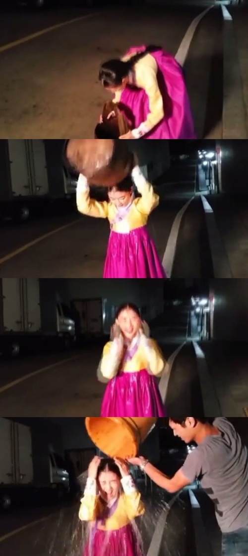 김유정이 21일 SBS '비밀의 문' 촬영장에서 아이스버킷 챌린지 캠페인에 동참하고 있다. /사진=싸이더스HQ 공식 유튜브 채널