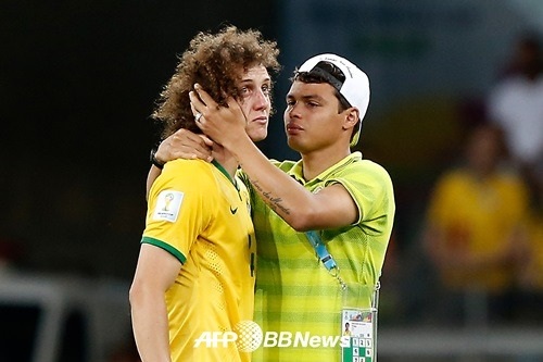 2014 브라질월드컵 준결승전에서 독일에 브라질이 7대 1 대패 후 다비드 루이스(왼쪽)를 위로하는 티아고 실바(오른쪽). /AFPBBNews=뉴스1