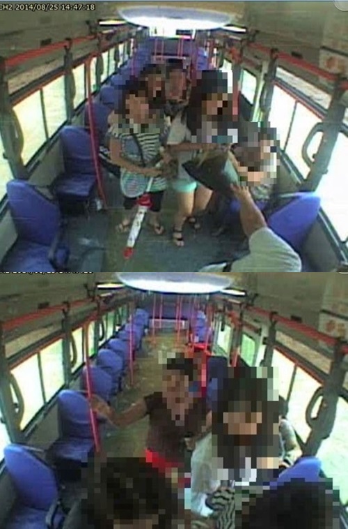 경남경찰청이 공개한 블랙박스 영상 스틸컷. 버스에 물이 차오르자, 승객들이 탈출을 위해 버스 앞쪽으로 이동하는 모습. /사진=경남경찰청