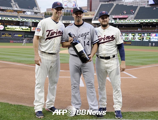 시카고 화이트삭스의 레전드 폴 코너코(가운데)의 은퇴식이 28일 시카고 화이트삭스의 홈구장 U.S. 셀룰러 필드에서 열린다. /AFPBBNews=뉴스1