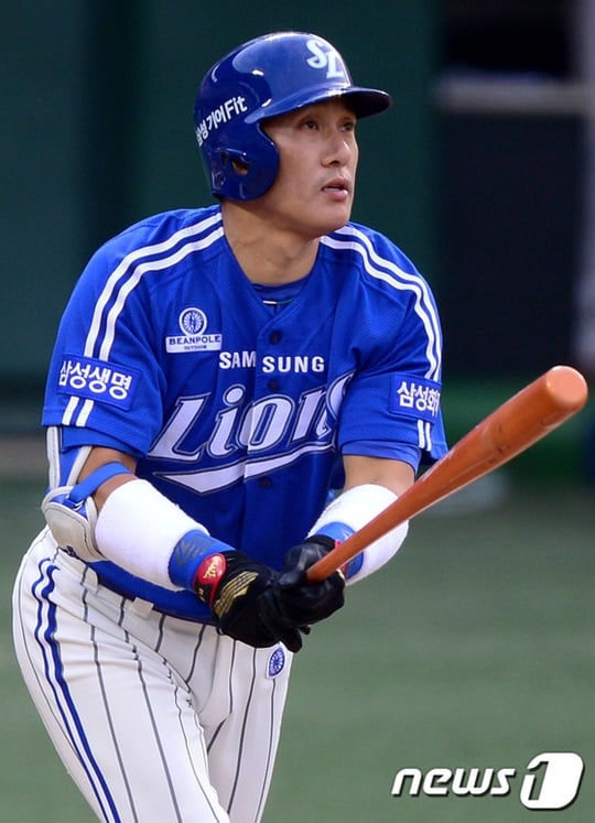이승엽(38, 삼성 라이온스)이 NC 다이노스와의 경기에서 추격의 솔로홈런을 때려내며 한국야구 최고령 30호 홈런을 기록했다. /사진=뉴스1<br /><br />
<br /><br />
