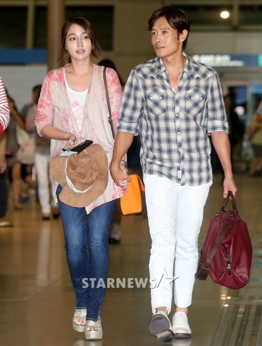 지난해 8월 12일 신혼여행 길에 오르는 배우 이민정(왼쪽)과 이병헌 부부/사진=홍봉진 기자 