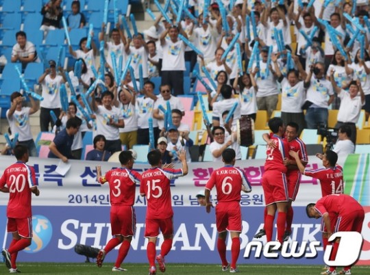 북한 축구 대표팀이 파키스탄을 물리치고 조 1위로 16강행에 성공했다. /사진=뉴스1