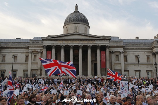 스코틀랜드 분리 독립 반대 지지자들이 런던 트라팔가 광장에서 유니언잭 깃발을 흔들고 있다. /AFPBBNews=뉴스1