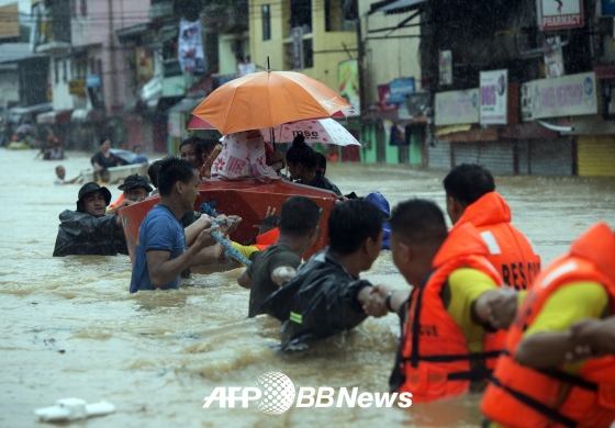 제16호 태풍 풍웡이 필리핀을 강타해 최소 9명의 사망자가 나온 것으로 알려졌다./ AFPBBNews=뉴스1