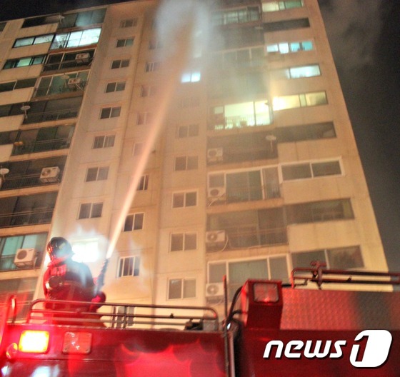 시흥의 한 아파트 13층에서 불이나 일가족 3명이 숨졌다./사진=뉴스1