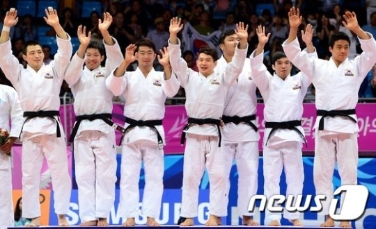 유도 남자 단체전 결승전에서 대한민국 대표팀 선수들이 카자흐스탄을 꺾고 금메달을 확정지은뒤 기뻐하고 있다. /사진=뉴스1