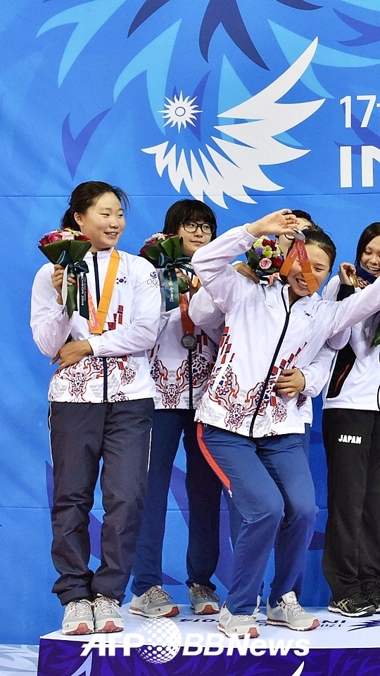 한국 여자 수영대표팀이 25일 시상식에서 밝게 웃고 있다. /AFPBBNews=뉴스1