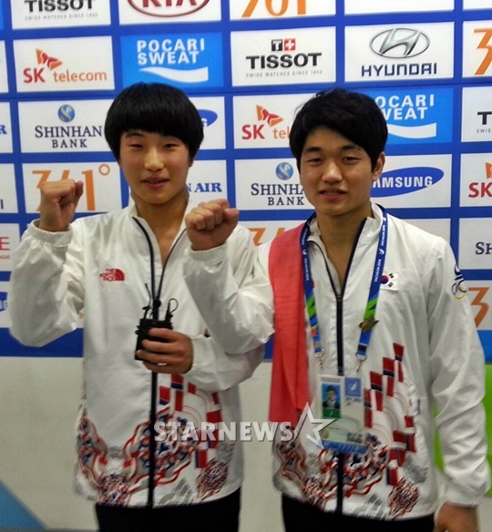 김영남(오른쪽)과 우하람이 은메달을 딴 뒤 믹스트존에서 화이팅을 외치고 있다. /사진=김우종 기자