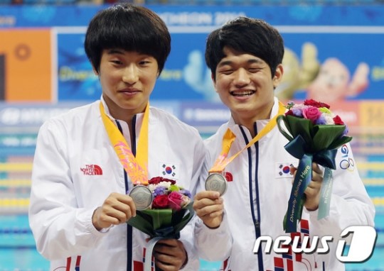 남자 다이빙 1m 스프링보드에서 동메달을 따낸 우하람(좌). /사진=뉴스1