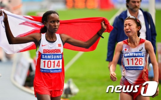여자 마라톤 우승자인 에우니세 옙키루이 키르와(바레인)와 2위 키자키 료코. /사진=뉴스1