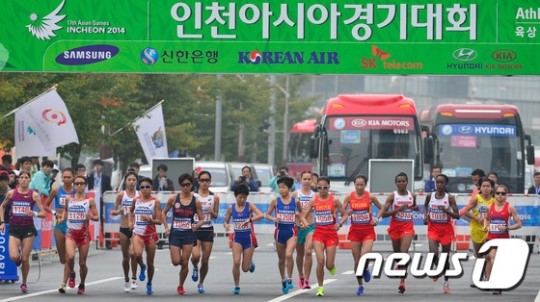 여자 마라톤 선수들의 출발 모습. /사진=뉴스1