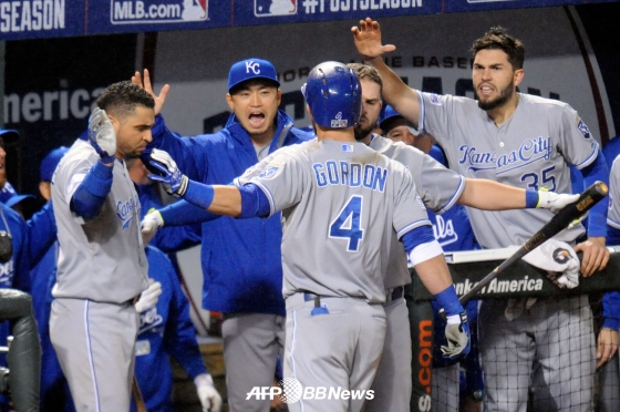 캔자스시티가 볼티모어를 8-6으로 꺾고 ALCS 1차전에서 승리를 거뒀다./ AFPBBNews=뉴스1<br /><br />
<br /><br />
