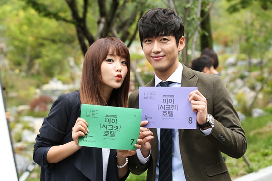 홍진영(왼)과 남궁민/사진제공=tvN