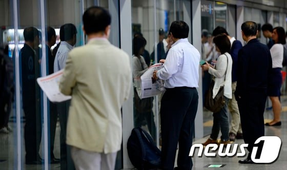 지하철 4호선에서 단전이 발생, 일부 구간 운행이 중단되는 사고가 발생했다(위 사진은 해당 사고와 관련 없음). /사진=뉴스1<br /><br />
<br /><br />
