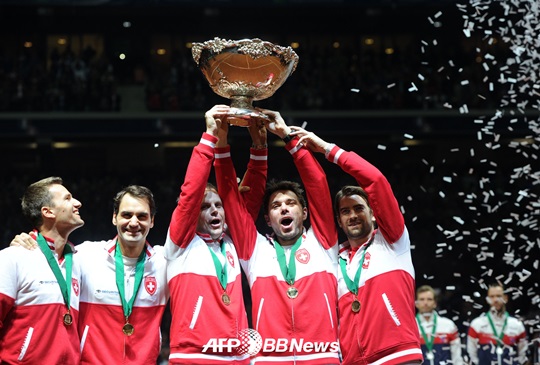 \'테니스 황제\' 로저 페더러(왼쪽 두 번째)가 이끄는 스위스가 2014 데이비스컵 우승을 차지했다. /AFPBBNews=뉴스1