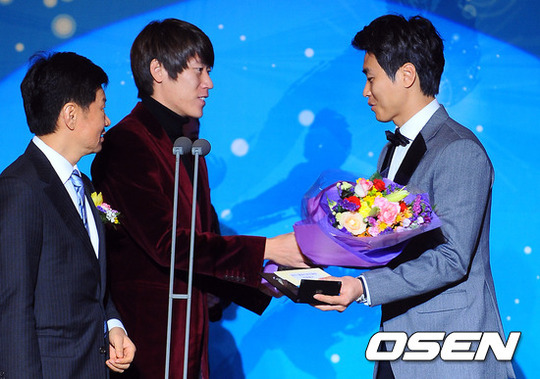 이마발 원조 멤버인 김은중(왼쪽 두 번째)과 이동국(오른쪽). /사진=OSEN<br /><br />
<br /><br />
