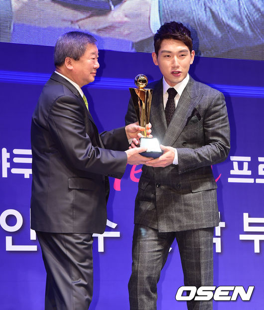 올해 프로야구 MVP로 선정된 서건창(25, 넥센)이 이동국(35, 전북 현대) 등과 함께 동아스포츠대상 종목별 올해의 선수상을 수상했다. /사진=OSEN<br /><br />
<br /><br />
