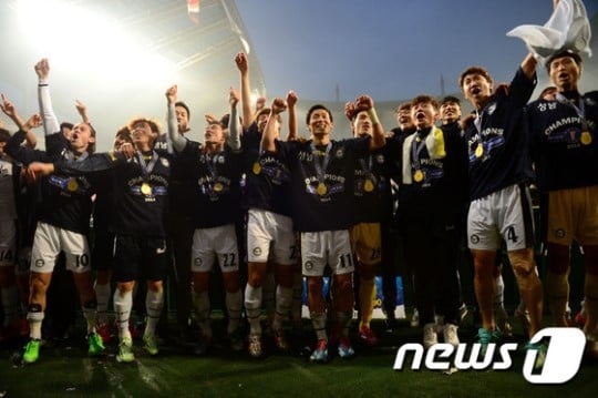 2014시즌 FA컵 우승을 차지한 뒤 환호하는 성남 선수들. /사진=News1<br /><br />
<br /><br />
