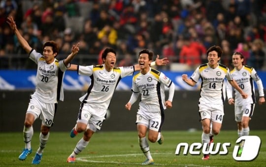 2014시즌 FA컵 우승을 차지한 성남 선수들. /사진=News1<br /><br />
<br /><br />
