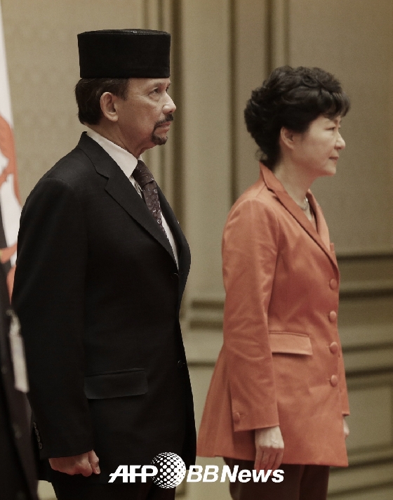 브루나이의 하사날 볼키아(왼쪽) 국왕이 박근혜 대통령과 정상회담을 가졌다./AFPBBNews=뉴스1 