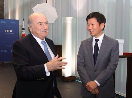 제프 블래터 FIFA 회장(왼쪽)과 정몽규 대한축구협회 회장. /사진=대한축구협회 제공<br /><br />
<br /><br />

