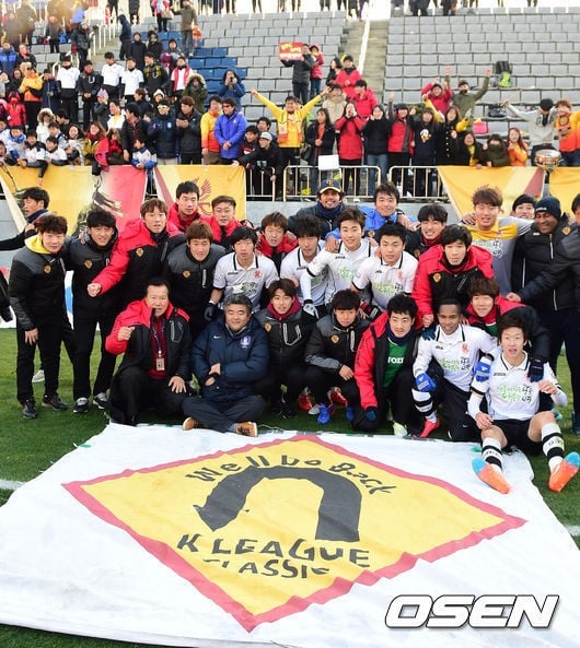 광주FC 선수들이 K리그 승격을 확정한 뒤 뒤쪽 팬들과 함께 기념 사진을 찍고 있다. /사진=OSEN<br /><br />
<br /><br />

