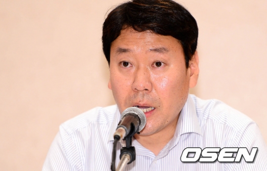 팬들의 비난을 받고 있는 박충식(44) 한국프로야구선수협회 사무총장. /사진=OSEN<br /><br />
<br /><br />
