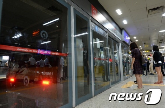 지하철 9호선이 지연운행으로 큰 차질을 빚고 있다.(사진은 사건과 무관함)/사진=뉴스1