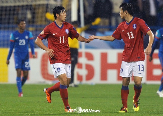 지난 2011 아시안컵 당시 손흥민(왼쪽). /AFPBBNews=뉴스1<br /><br />
<br /><br />

