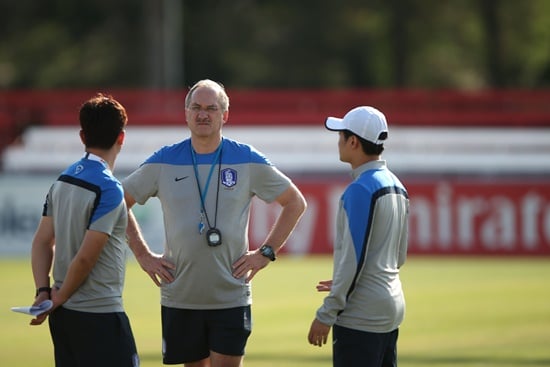 울리 슈틸리케 한국 축구대표팀 감독(가운데). /사진=대한축구협회 제공<br /><br />
<br /><br />
