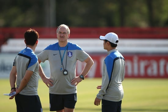 울리 슈틸리케 한국 축구대표팀 감독(가운데). /사진=대한축구협회 제공