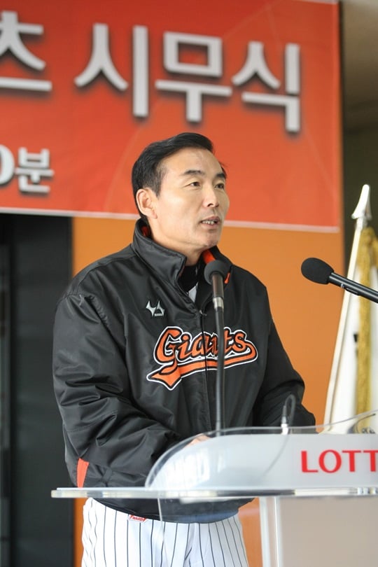 롯데 자이언츠가 9일 시무식에서 코칭스태프 구성을 최종 발표했다. /사진=롯데 자이언츠 제공<br /><br />
<br /><br />
