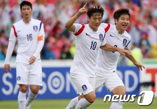 선제골을 기록하며 한국의 승리를 이끈 남태희(가운데). /사진=뉴스1