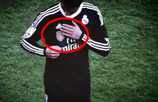 호날두가 퇴장을 당한 뒤 클럽 월드컵 엠블렘을 툭툭 털고 있다. /사진=유튜브 경기 중계 영상 캡쳐