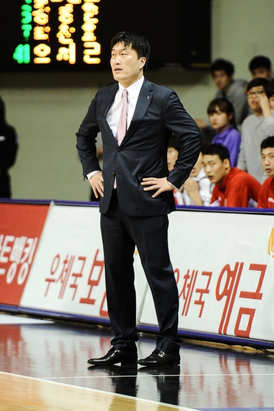 이동남 감독대행. /사진=KBL 제공<br /><br />
<br /><br />
