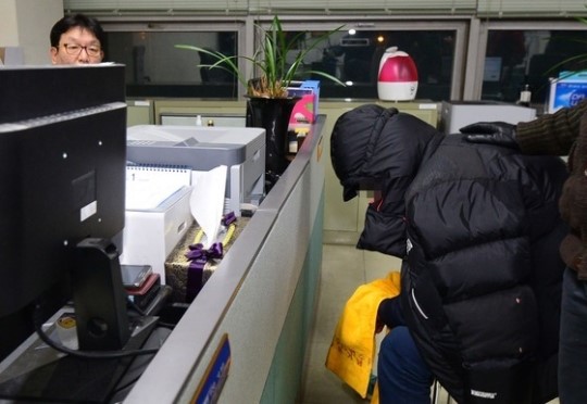 \'크림빵 아빠 뺑소니 사망사고\' 용의자 허모(37)씨가 30일 충북 청주시 흥덕경찰서에서 조사를 받고 있다. 용의자 허씨는 지난 29일 밤 경찰에 자수했다. /사진=뉴스1