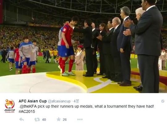 정몽규 대한축구협회장이 기성용(가운데 붉은 유니폼)을 격려하고 있다. /사진=AFC 공식 트위터 캡쳐