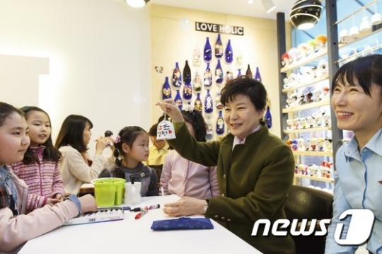 박근혜 대통령이 지난 27일 오후 광주 동구 대인동 대인시장을 방문해 공예 체험을 하고 있다. /사진=뉴스1<br /><br />
<br /><br />
 
