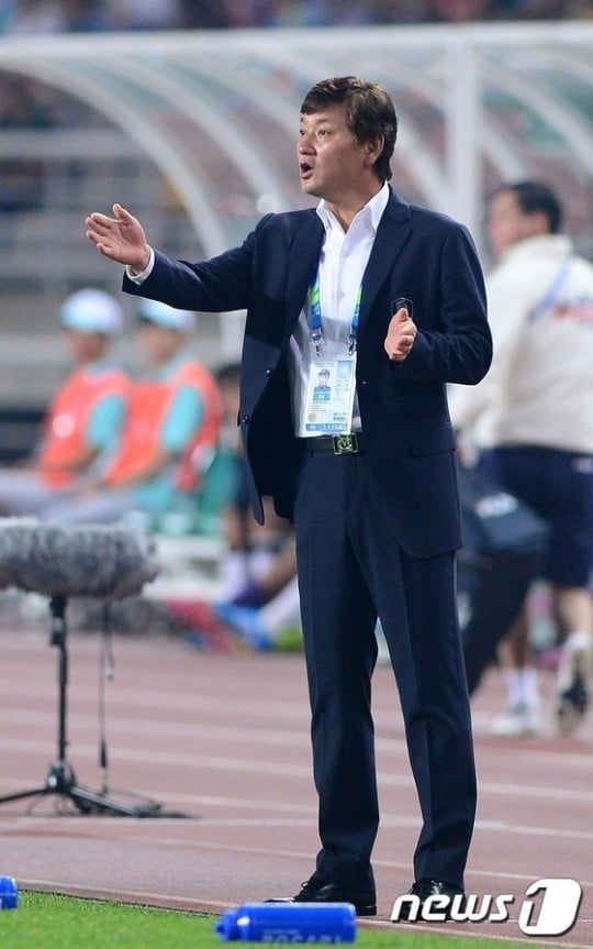 지난 2014 인천아시안게임에서 한국을 우승으로 이끌었던 이광종 감독. /사진=뉴스1<br /><br />
<br /><br />
