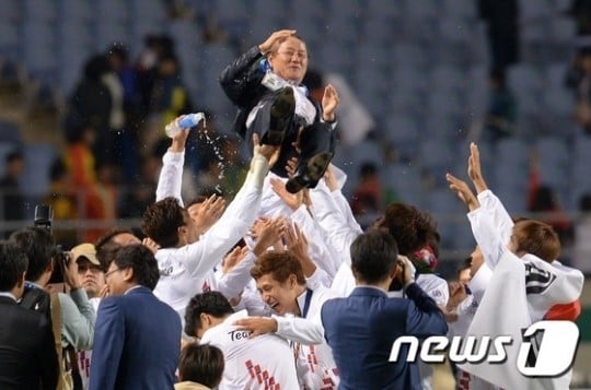 지난 2014 인천아시안게임에서 한국을 우승으로 이끌었던 이광종 감독. /사진=뉴스1<br /><br />
<br /><br />
